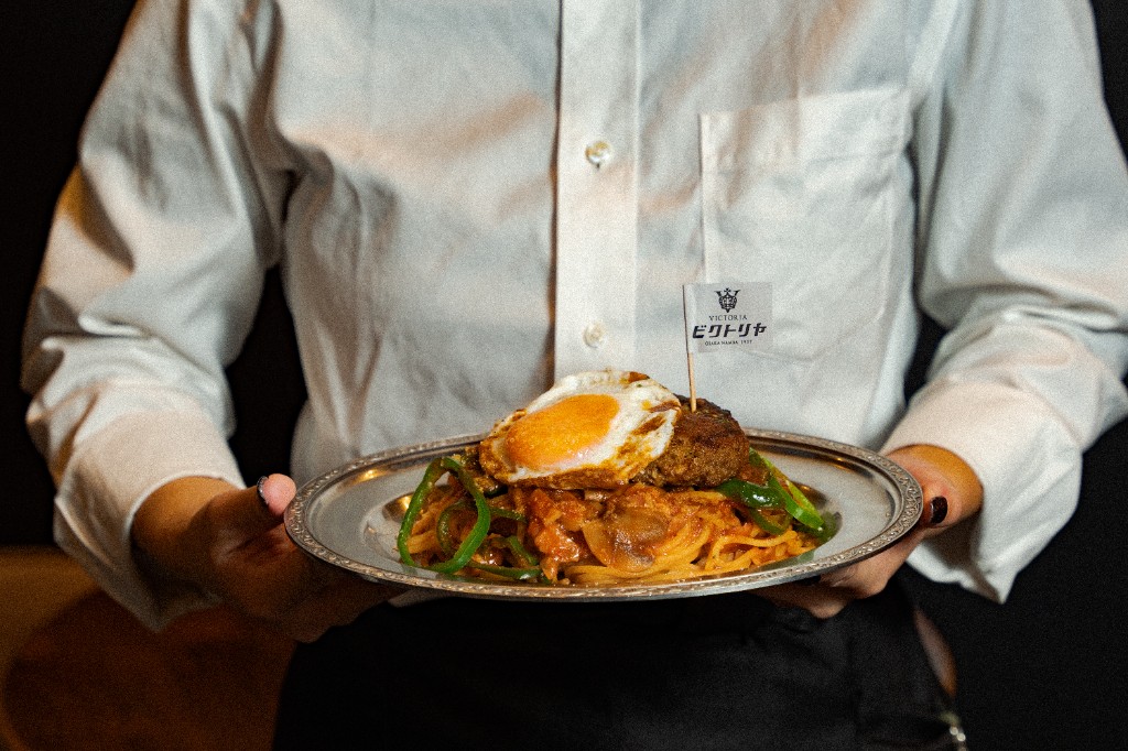 名物ナポリタンとハンバーグ、目玉焼きのトッピングがのった一皿