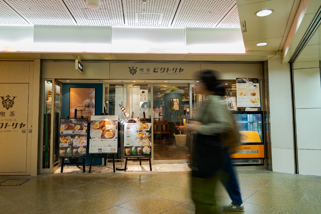 難波・NAMBAなんなんの喫茶ビクトリヤ店舗前。メニューボードとガラス越しの店内
