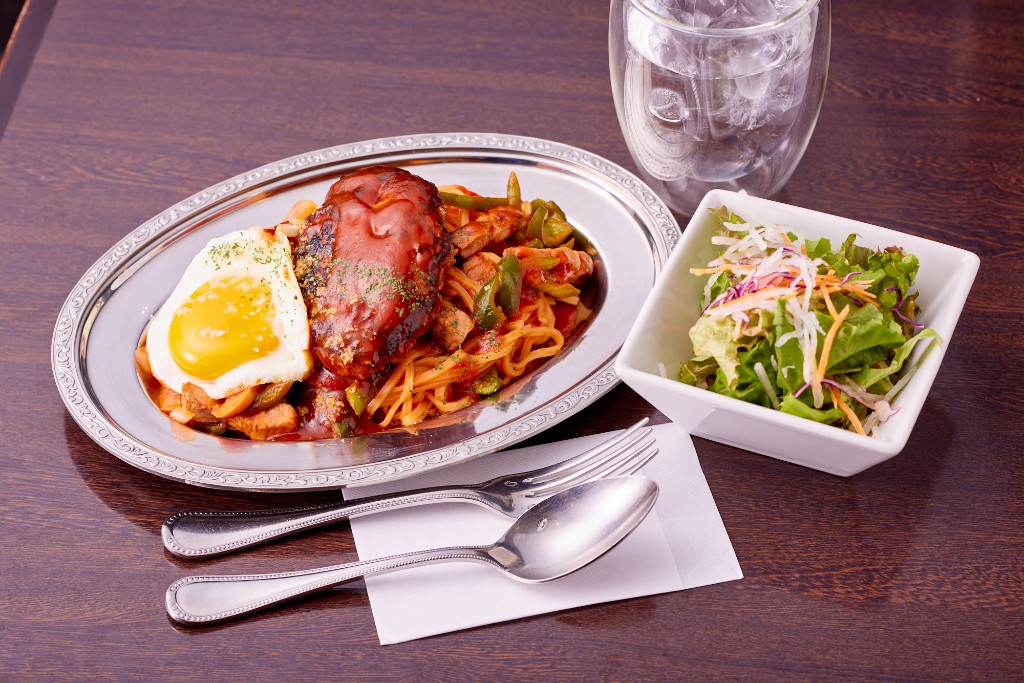 名物ナポリタンにハンバーグと目玉焼き、サラダと水の皿物セット