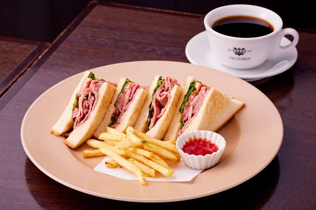 ローストビーフサンド、フライドポテトとケチャップ、コーヒーのセット