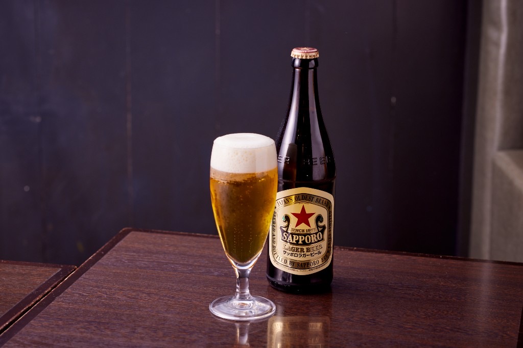 サッポロラガービールの瓶と、泡立ったグラス一杯