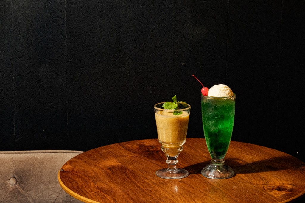 ミックスジュースとメロンソーダフロートのグラス二杯