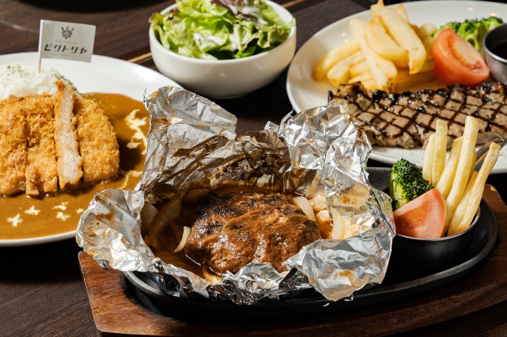 カツカレー、ハンバーグの鉄板料理、ステーキなどの食事メニュー