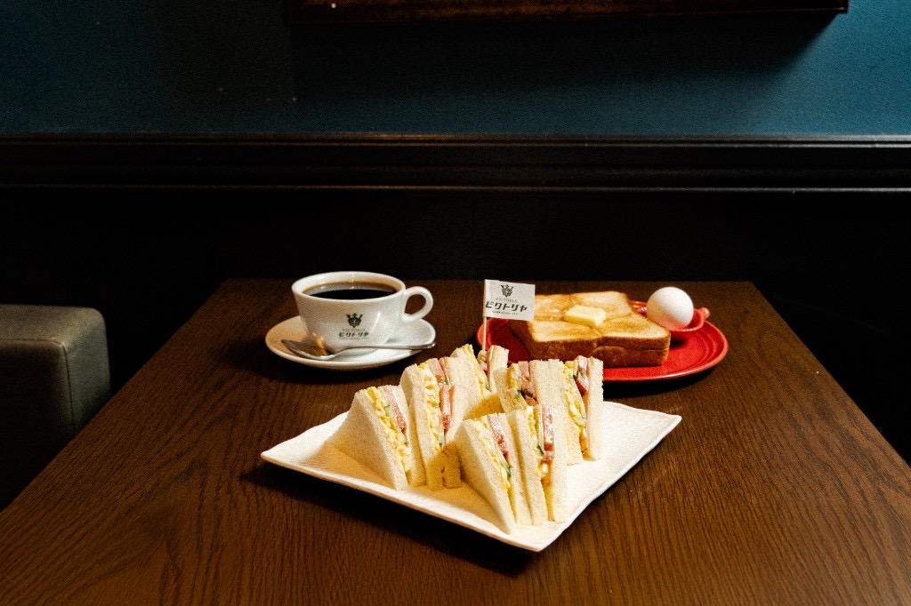 モーニングセット。サンドイッチ、トーストとゆで卵、コーヒー