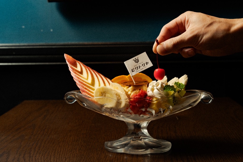 プリンアラモード。フルーツとホイップ、ビクトリヤの旗がささったプリン