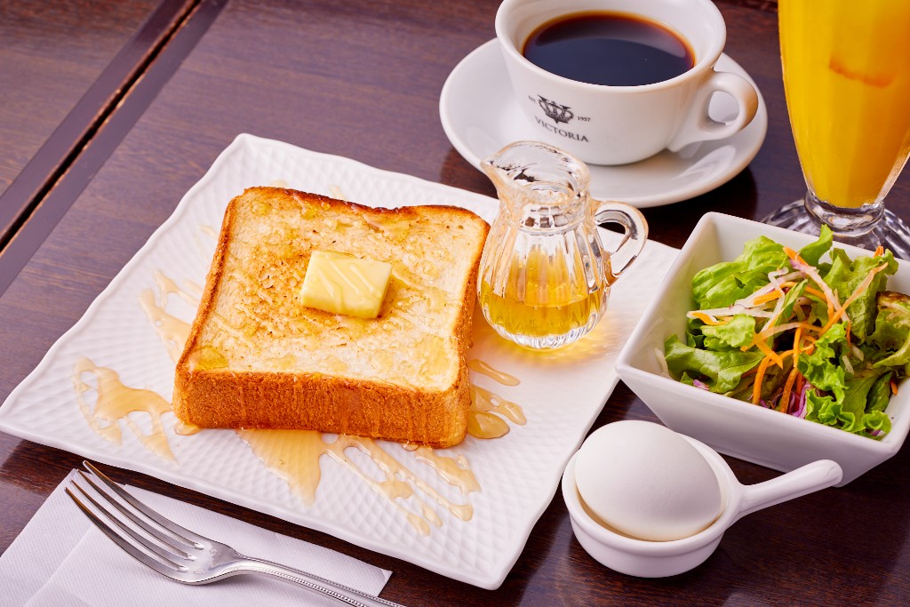 ハニートースト、サラダ、ゆで卵、コーヒーとオレンジジュースのモーニングセット